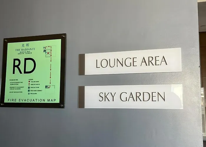 Luxury 1br Bayfront Staycation - Free Wi-fi, Swimming Pool, Near Airport, Moa And Picc