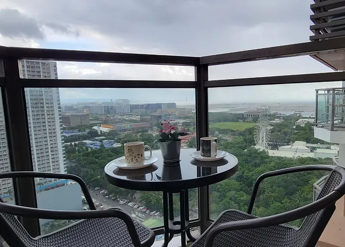 Luxury 1br Bayfront Staycation - Free Wi-fi, Swimming Pool, Near Airport, Moa And Picc Manila