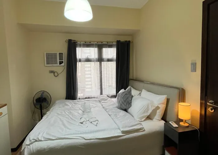 Luxury 1br Bayfront Staycation - Free Wi-fi, Swimming Pool, Near Airport, Moa And Picc Apartment Manila