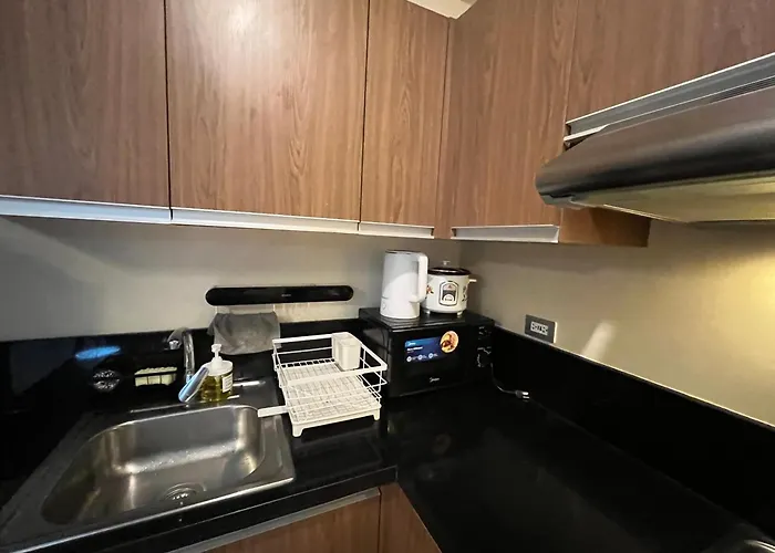 Luxury 1br Bayfront Staycation - Free Wi-fi, Swimming Pool, Near Airport, Moa And Picc Manila