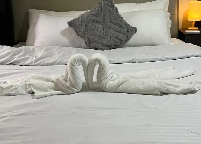 Luxury 1br Bayfront Staycation - Free Wi-fi, Swimming Pool, Near Airport, Moa And Picc Apartment *