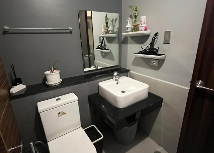 Luxury 1br Bayfront Staycation - Free Wi-fi, Swimming Pool, Near Airport, Moa And Picc Manila
