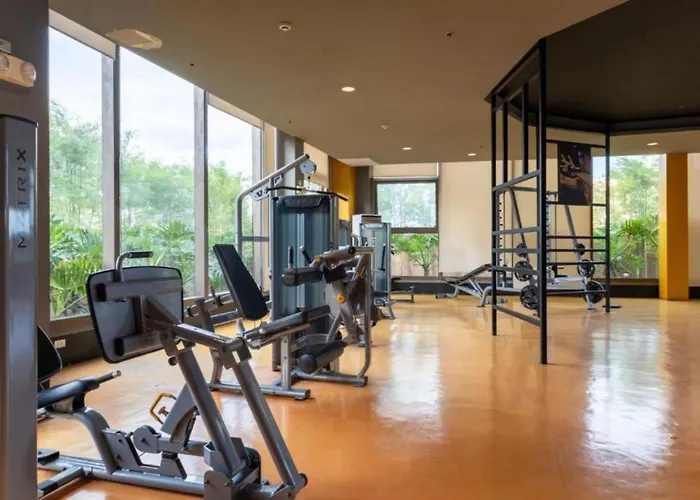 Luxury 1br Bayfront Staycation - Free Wi-fi, Swimming Pool, Near Airport, Moa And Picc
