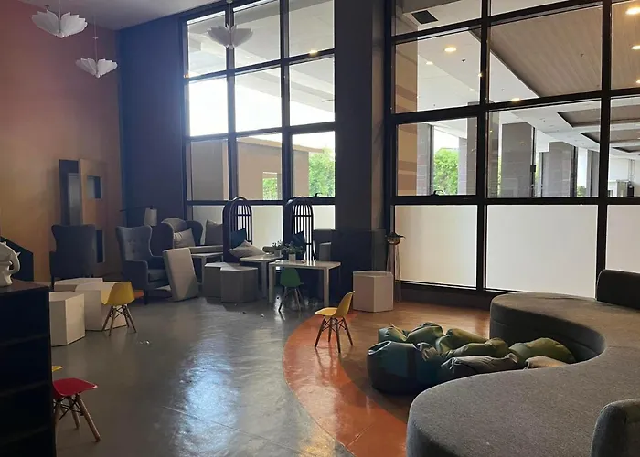 Apartment Luxury 1br Bayfront Staycation - Free Wi-fi, Swimming Pool, Near Airport, Moa And Picc